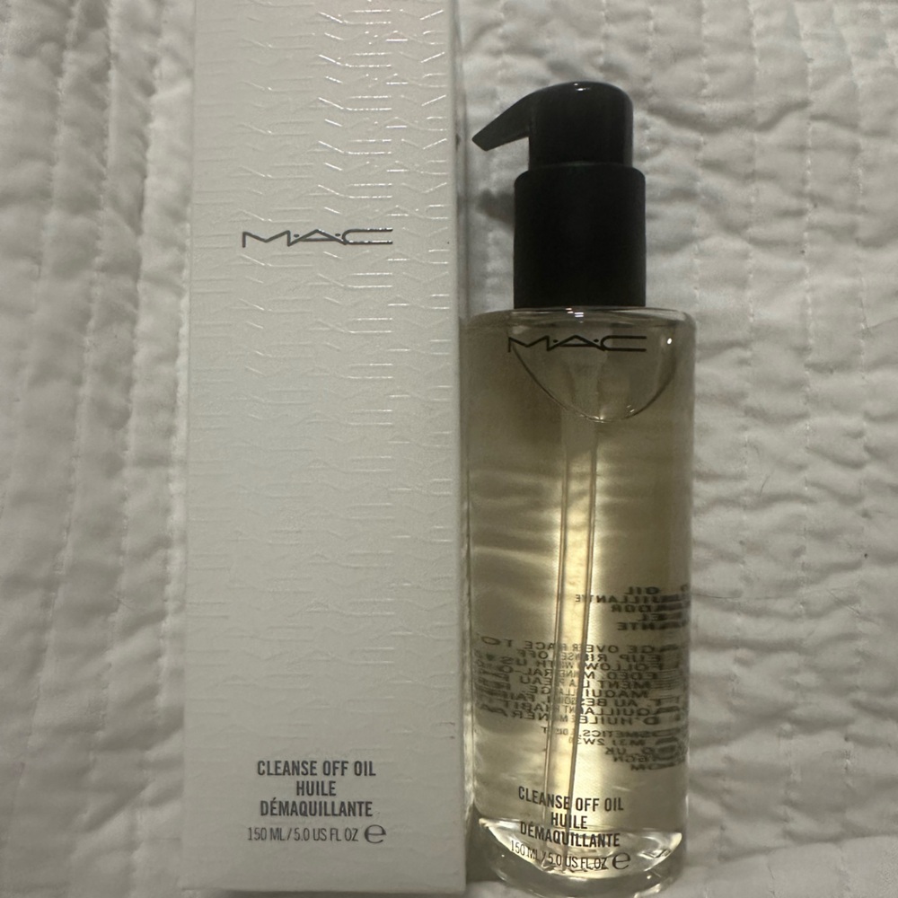 MAC Cosmetics Cleanse Off Oil